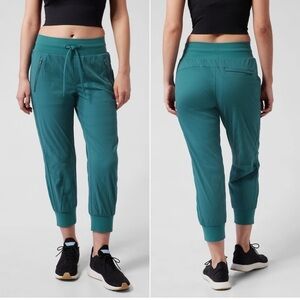 Athleta Trekkie North Crop Jogger in Borealis Green - Size 4